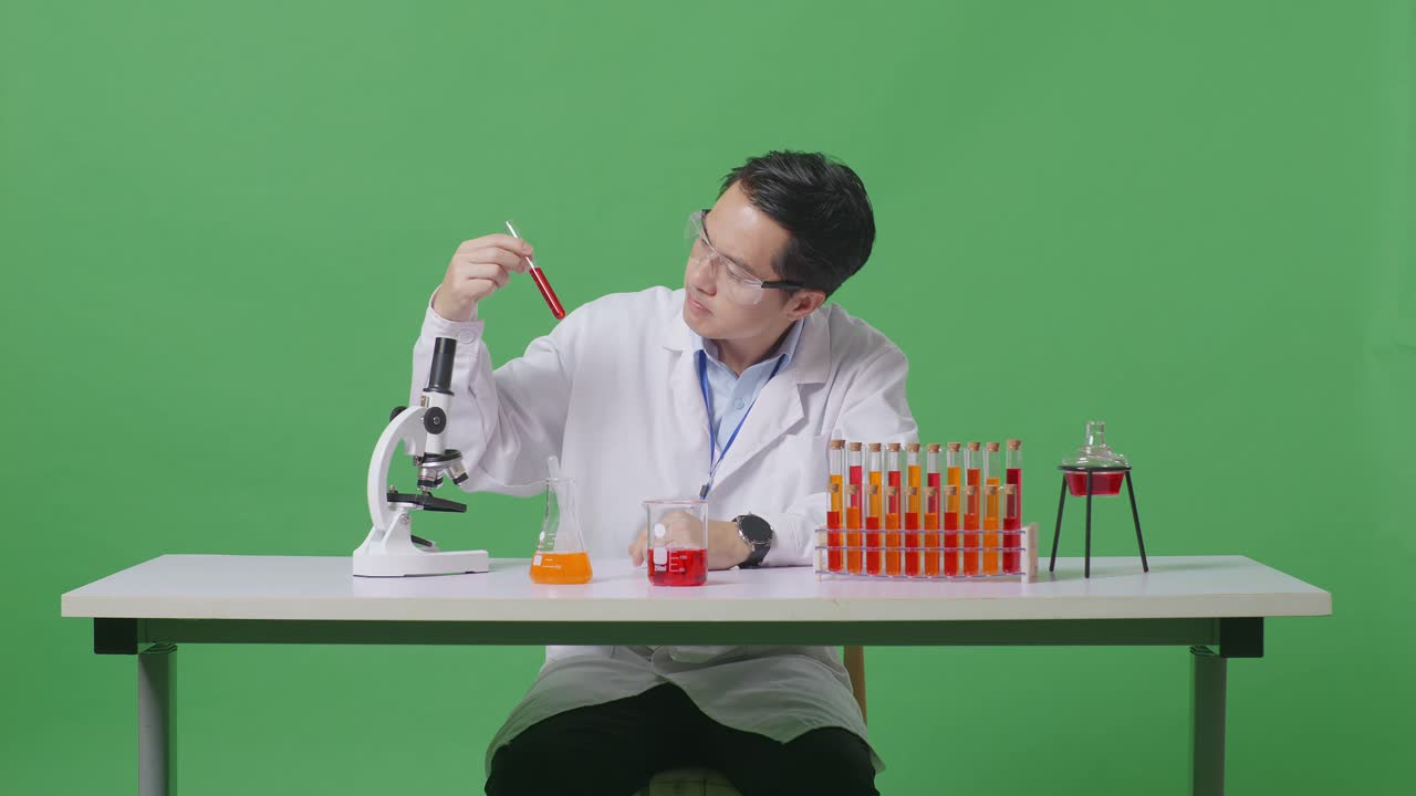 실험실에서 실험을 하는 과학자