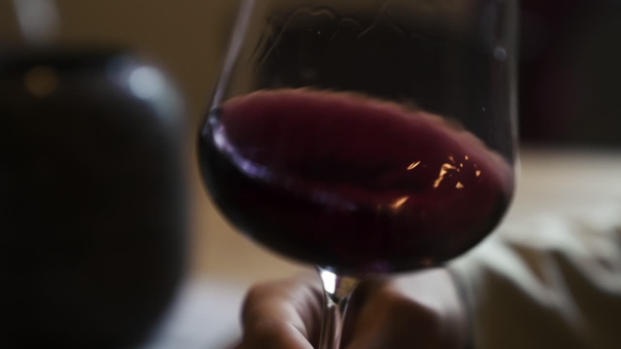 Vino che ondeggia in un bicchiere.