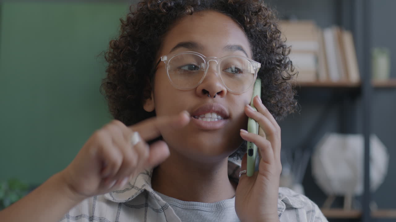 Mulher a falar ao telefone