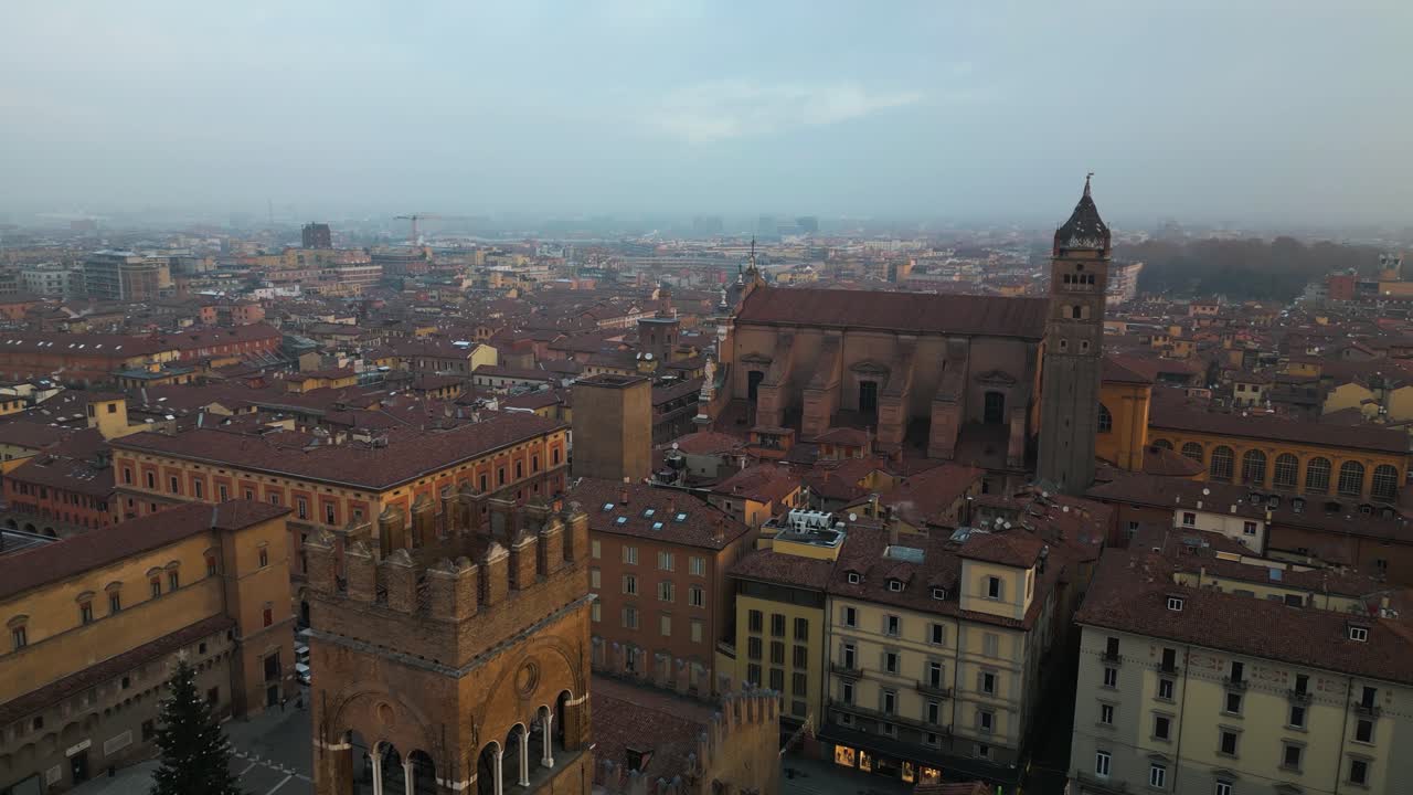 Luftfoto som trekker seg tilbake avslører Piazza Maggiore, Bologna, Italia
