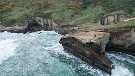 las olas vienen y golpean las rocas