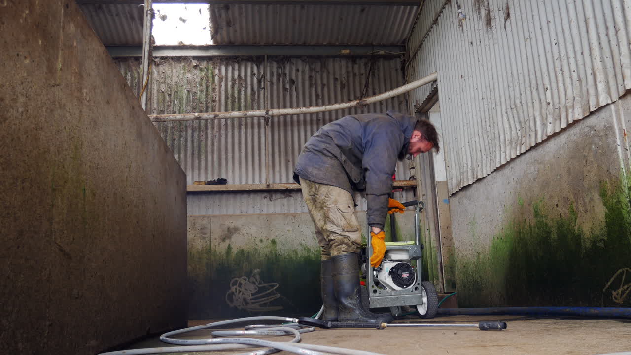 hombre con equipo roto que no puede hacer que funcione correctamente