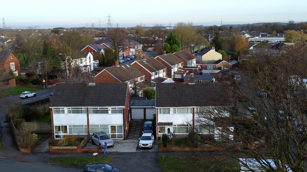 rainhill típico pueblo suburbano británico en merseyside, inglaterra vista aérea panorámica a través del barrio del consejo residencial de otoño