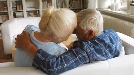 una pareja de ancianos teniendo un romance en la sala de estar
