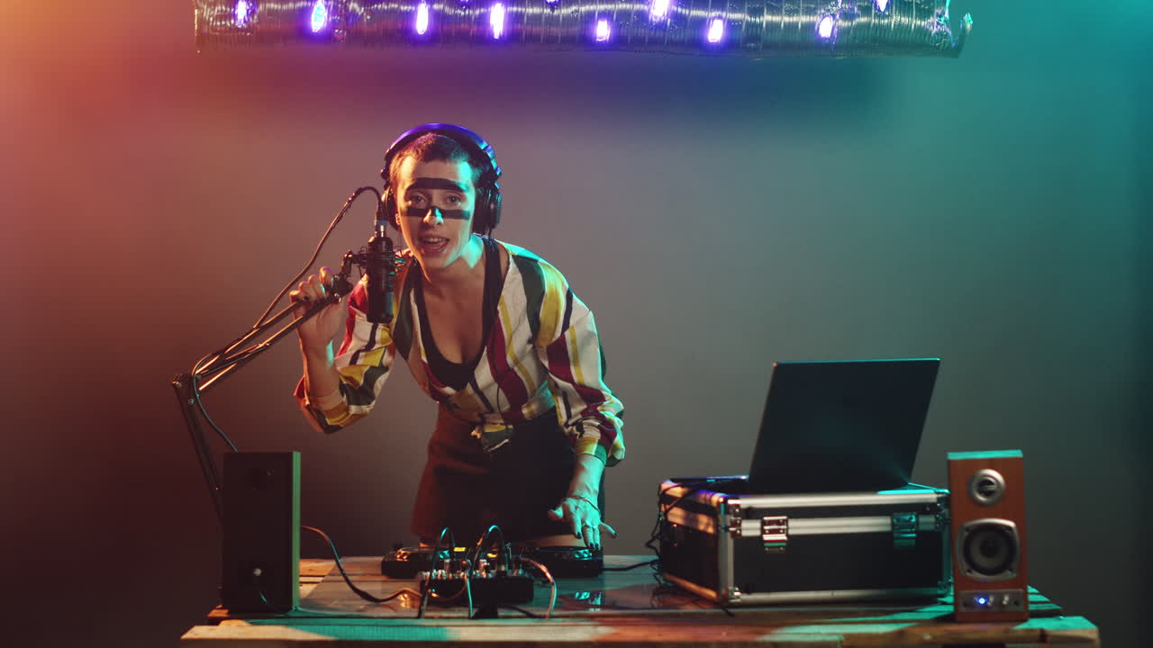 el artista disc jockey gritando en el micrófono