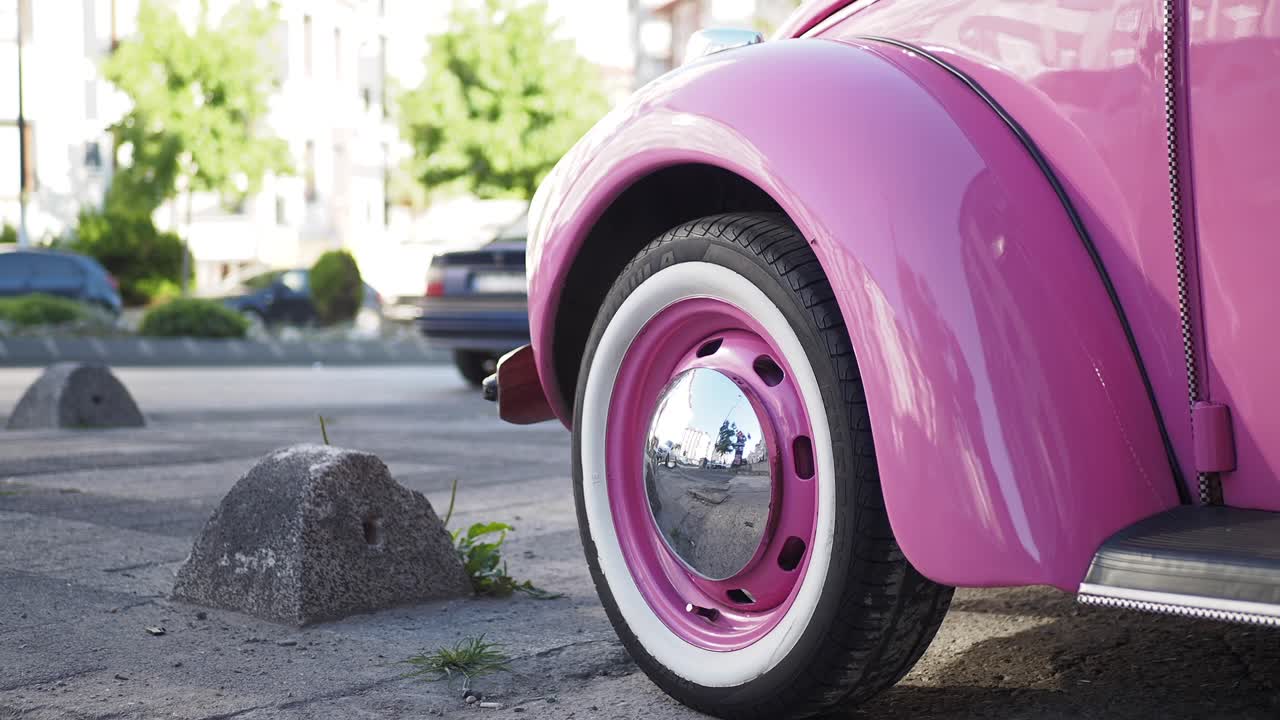 길거리에서 분홍색 빈티지 폭스바겐 정벌레