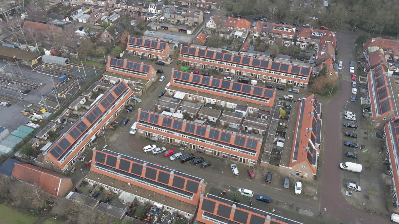 Veduta aerea panoramica di un quartiere residenziale suburbano con pannelli solari sui tetti