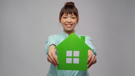 Una-Sonriente-Mujer-De-Negocios-Asiática-Sosteniendo-Un-Teléfono-Móvil-De-Pantalla-Verde-Mientras-Está-De-Pie-En-Una-Ciudad-Urbana.Una-Sonriente-Mujer-De-Negocios-Asiática-Sosteniendo-Un-Teléfono-Móvil-De-Pantalla-Verde-Mientras-Está-De-Pie-En-Una-Ciudad-Urbana