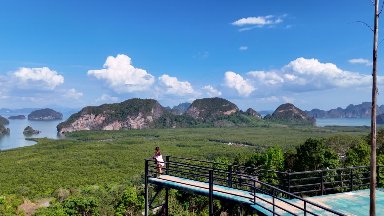 드론 촬영은 phang nga 만의 놀라운 풍경을 포착합니다. 푸른 맹그로브, 바위 섬, 그리고 은 하늘 아래의 조용한 강을 보여줍니다.