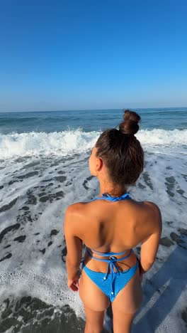 una mujer disfrutando de un día en la playa.