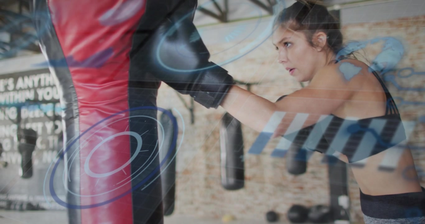 Boxeadora dando pasos y lanzando golpes con guantes a un saco rojo para entrenar, HUD azul marcando la forma.