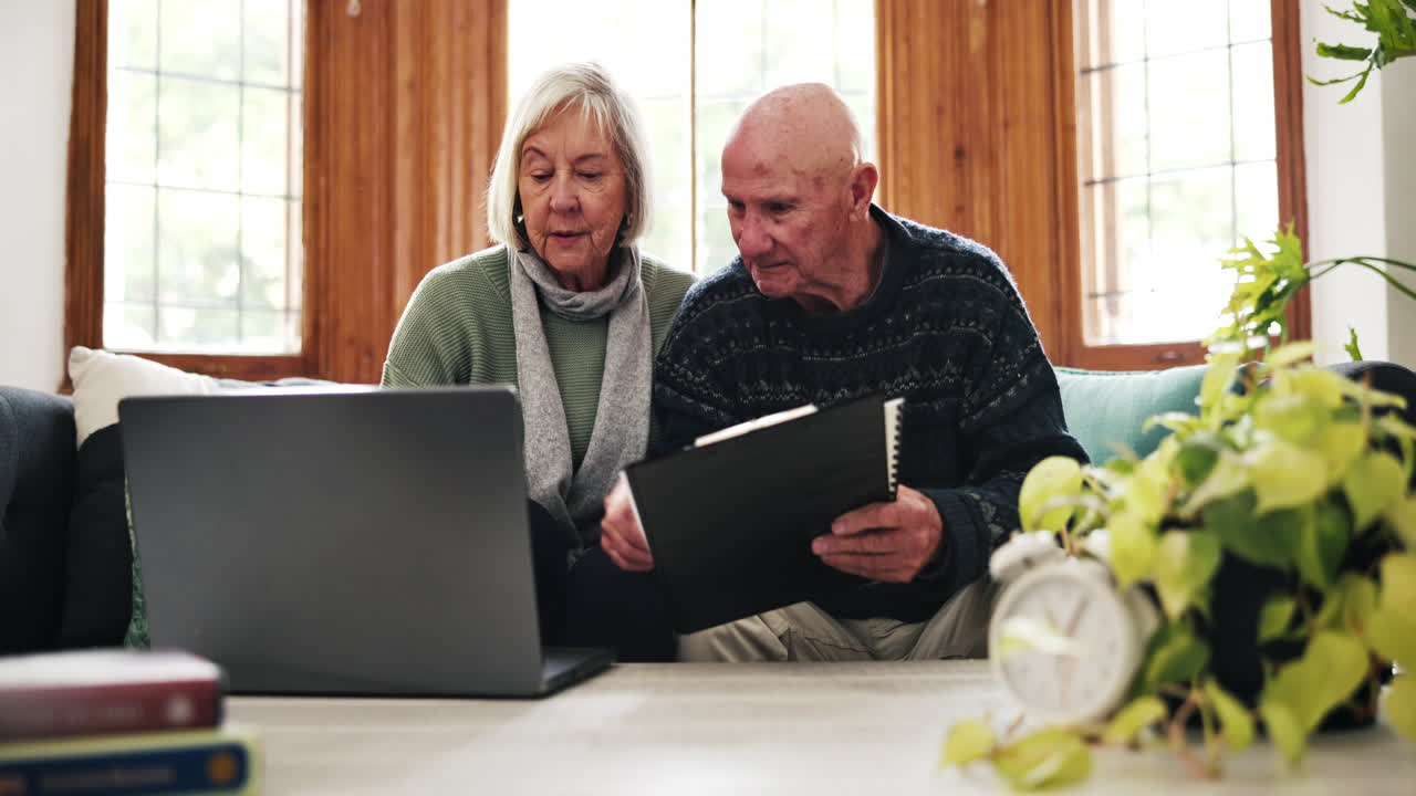 Laptop, Finanzen und Seniorenpaar auf einem Sofa