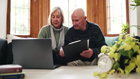 Laptop,-Finanzen-Und-älteres-Paar-Auf-Einem-Sofa
