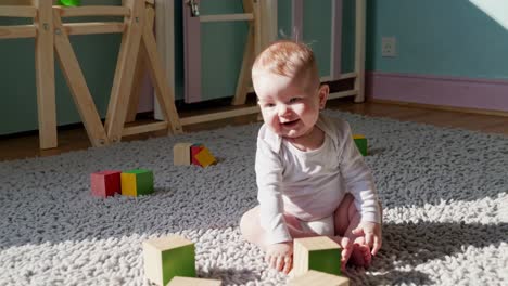 bebé jugando con bloques de madera