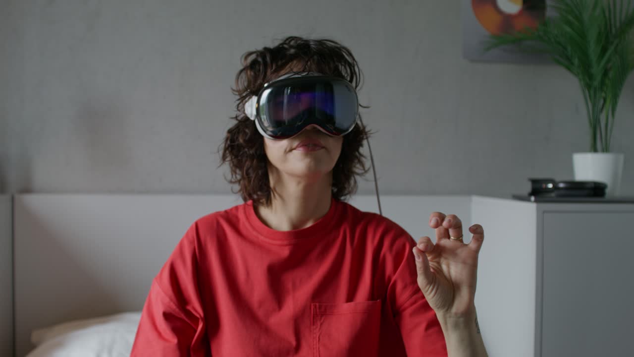 mujer usando auriculares vr en un dormitorio