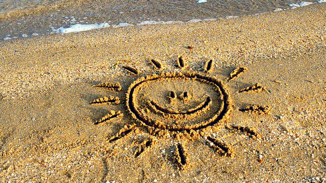 Soltegning på stranden. Strand og tegning.