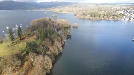 vista lateral de un avión no tripulado de la boscosa isla de belle, bowness-on-windmere