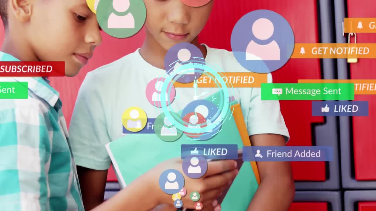 animación del reloj, iconos de perfil y notificaciones sobre niños biraciales que usan teléfonos inteligentes en la escuela