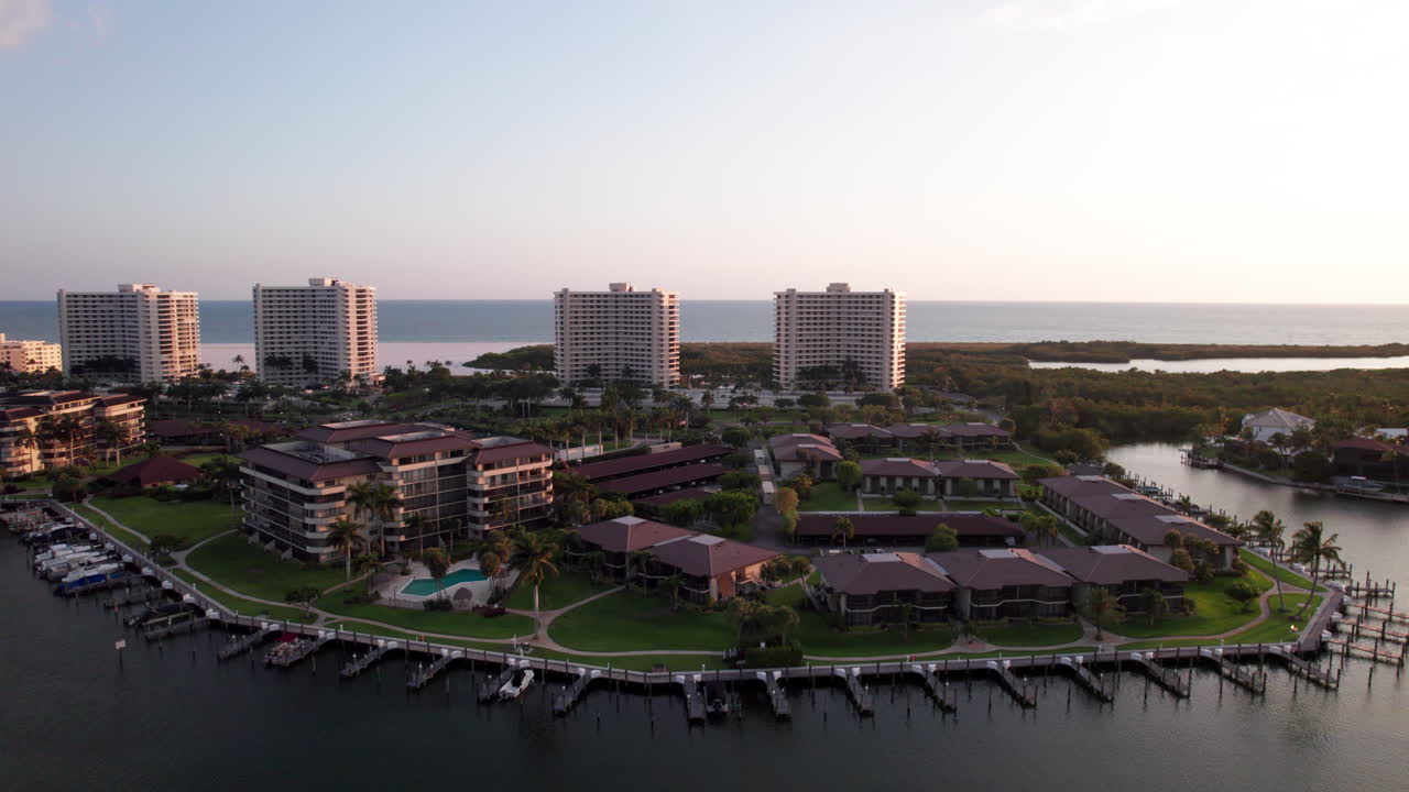 аэрофотосъемка над островом марко флордия пляжный город на закате-9