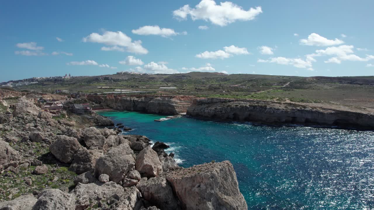 parque temático popeye village en malta con costa rocosa y agua turquesa