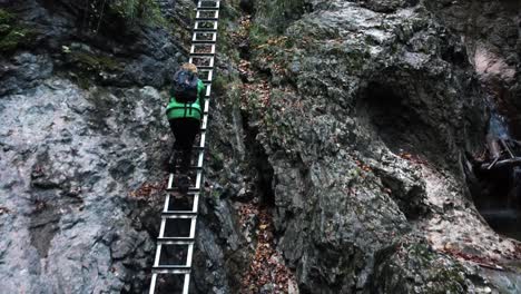 mujer sube una escalera de hierro en las montañas de eslovaquia, parque nacional sucha bela