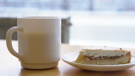 café y pastel de manzana