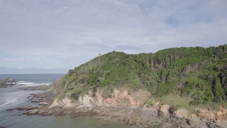 Playa-De-Cabeza-Rota-Con-Montañas-Escarpadas-Del-Bosque-Reveló-La-Playa-De-Los-Reyes-En-Nueva-Gales-Del-Sur,-Australia