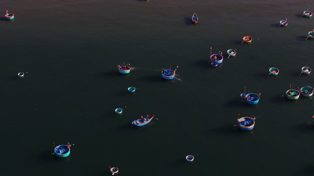 동남아시아 어부 들 이 사용 하는 베트남 의 바구니 보트