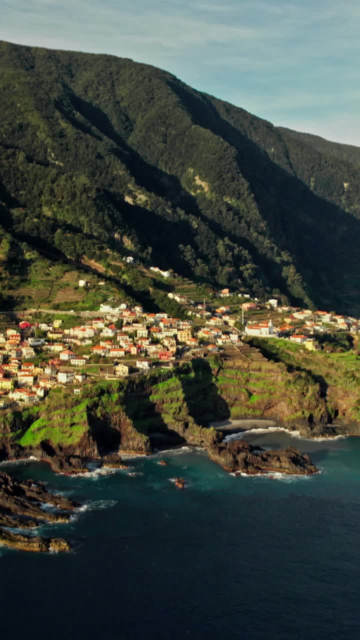 Villaggio costiero annidato contro una montagna