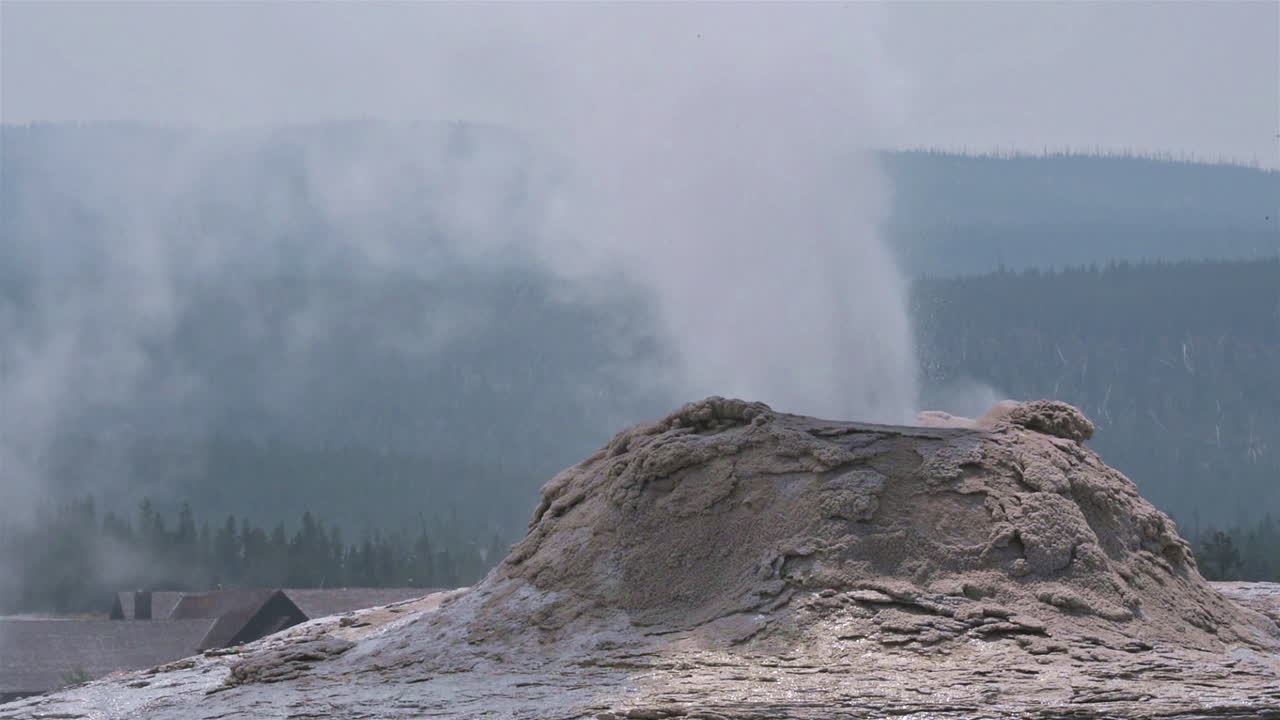 옐로스톤 국립공원 1에서 외로운 별 간헐천이 분출합니다.