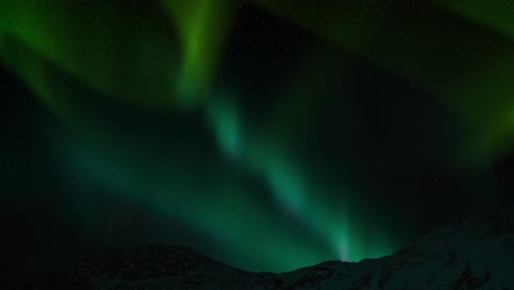 aurora en la noche contra el primer plano de las llanuras de la montaña de hielo oscuro