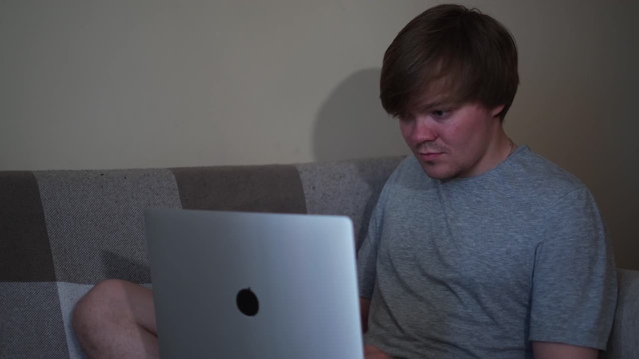 집에서 노트북으로 일하는 젊은 성인