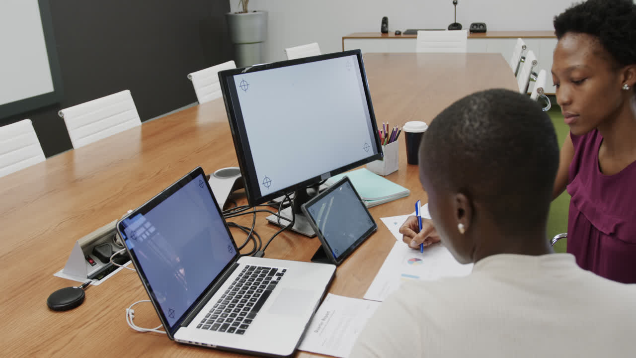 mujeres de negocios afroamericanas hablando y usando tecnología, con espacio de copia en pantallas, cámara lenta