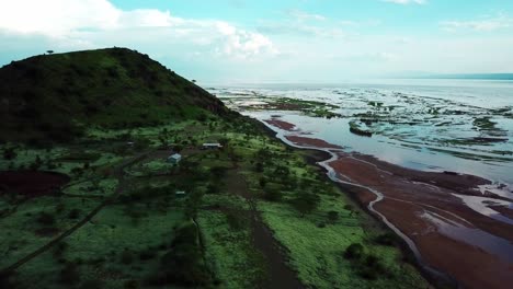 costa escénica del lago natron en tanzania - toma aérea de drones