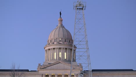 Toma-Inclinada-Hacia-Abajo-De-La-Hora-Azul-Del-Edificio-Del-Capitolio-Del-Estado-De-Oklahoma-En-La-Ciudad-De-Oklahoma,-Oklahoma