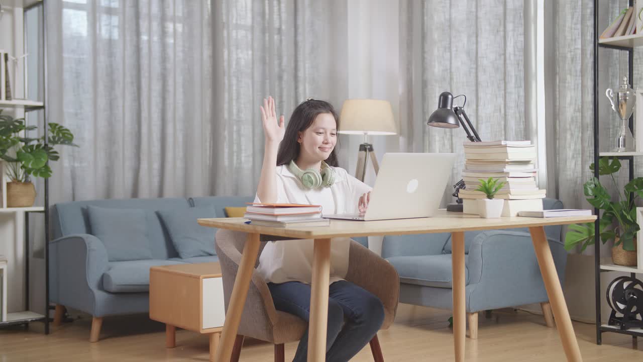 온라인으로 공부하는 십대 소녀