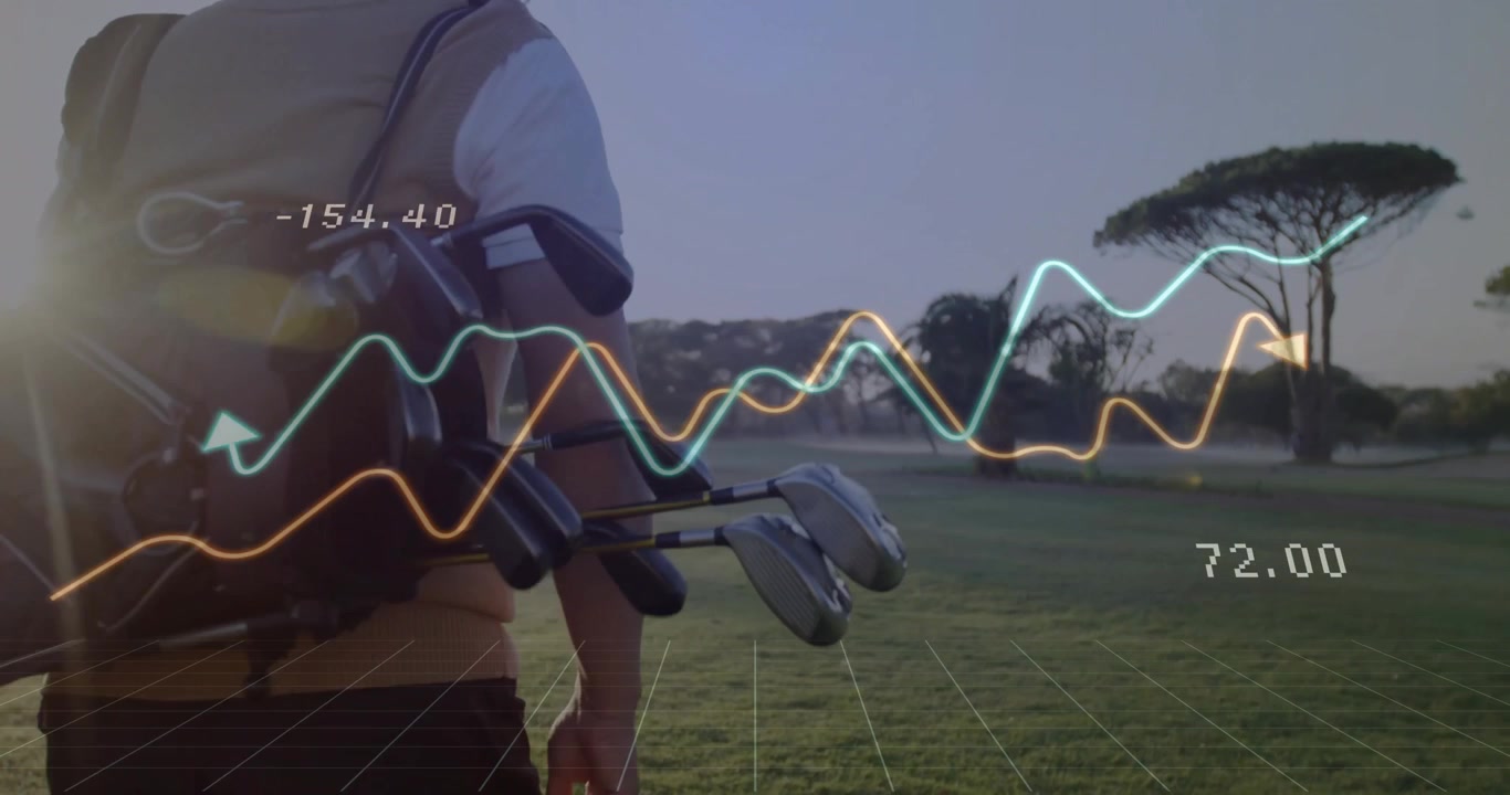 Uomo che porta una sacca da golf che cammina sul fairway mentre grafici finanziari digitali fluttuanti proiettano un overlay a griglia