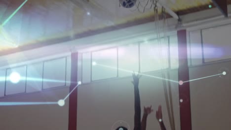 animación de redes de conexiones en un grupo de diversos jugadores de baloncesto en el gimnasio