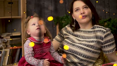 madre e hija disfrutando de la navidad