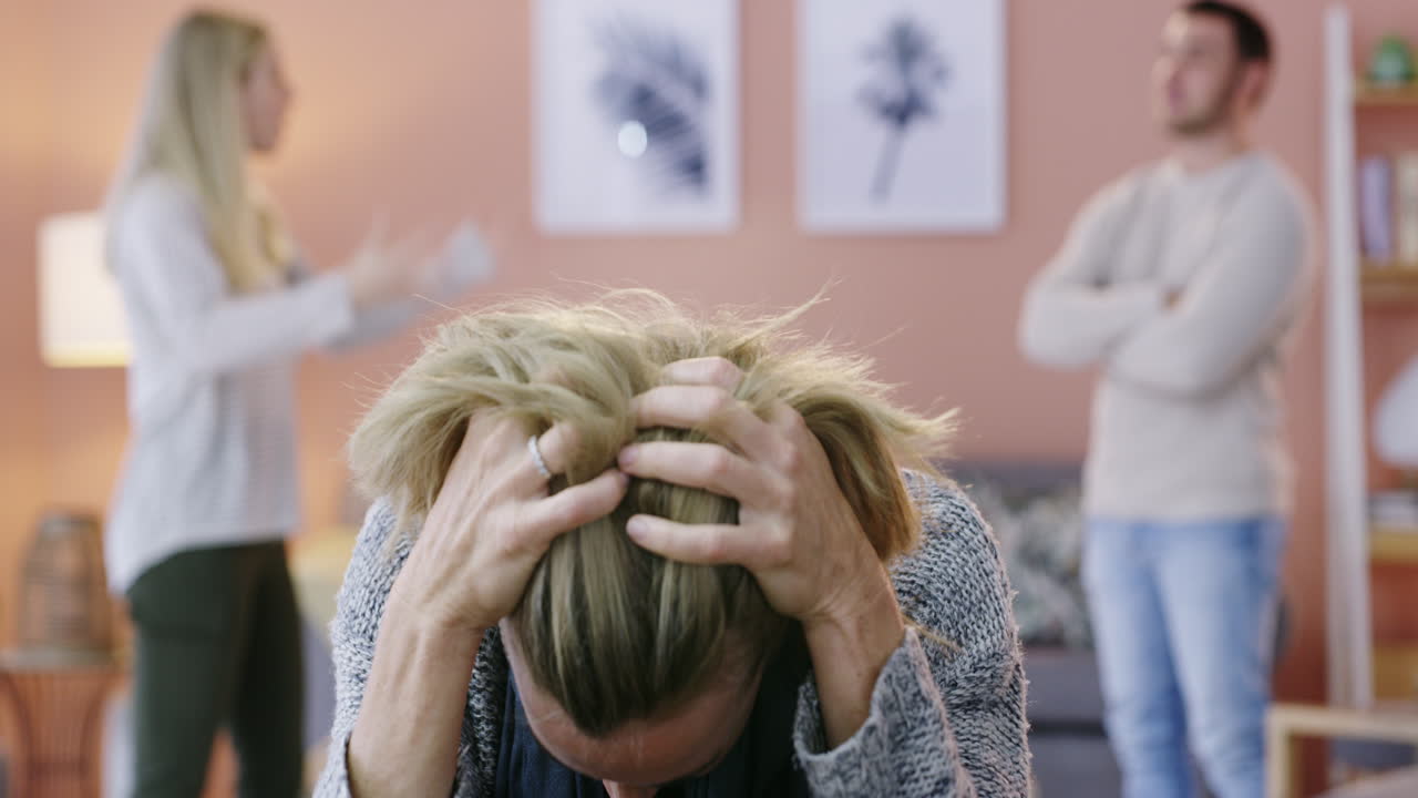 성숙 한 여자 는 논쟁 으로 인해 좌절 을 느끼고 있다