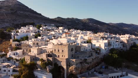 Naxos,-Grecia,-Vista-Aérea-De-Las-Tradicionales-Casas-Blancas-De-Pueblo-En-Un-Hermoso-Día