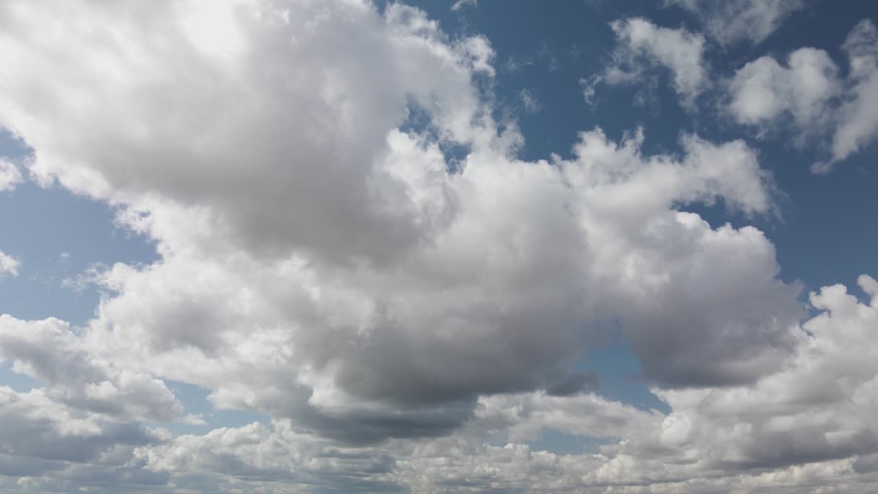 grandes nubes blancas contra el cielo azul