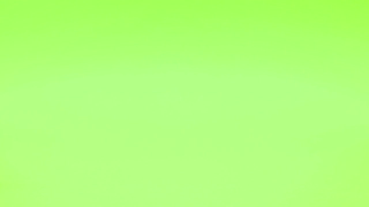 pequeño coche rojo conduce bosques en el techo en la pantalla verde - stop motion