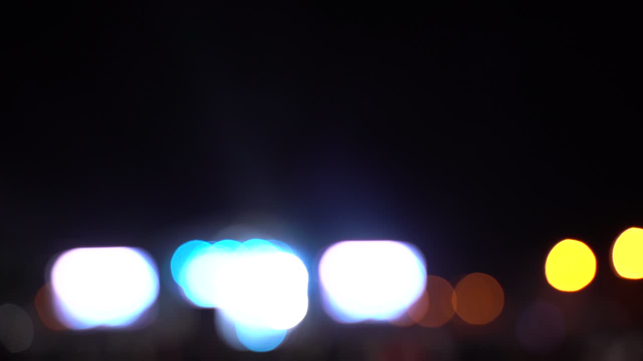tráfico de bokeh borroso en la carretera por la noche en una gran ciudad,