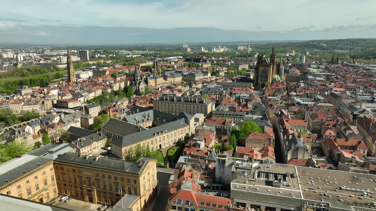 Ripresa aerea in allontanamento della città di Metz che rivela i Giardini Pubblici dell'Esplanade soleggiati