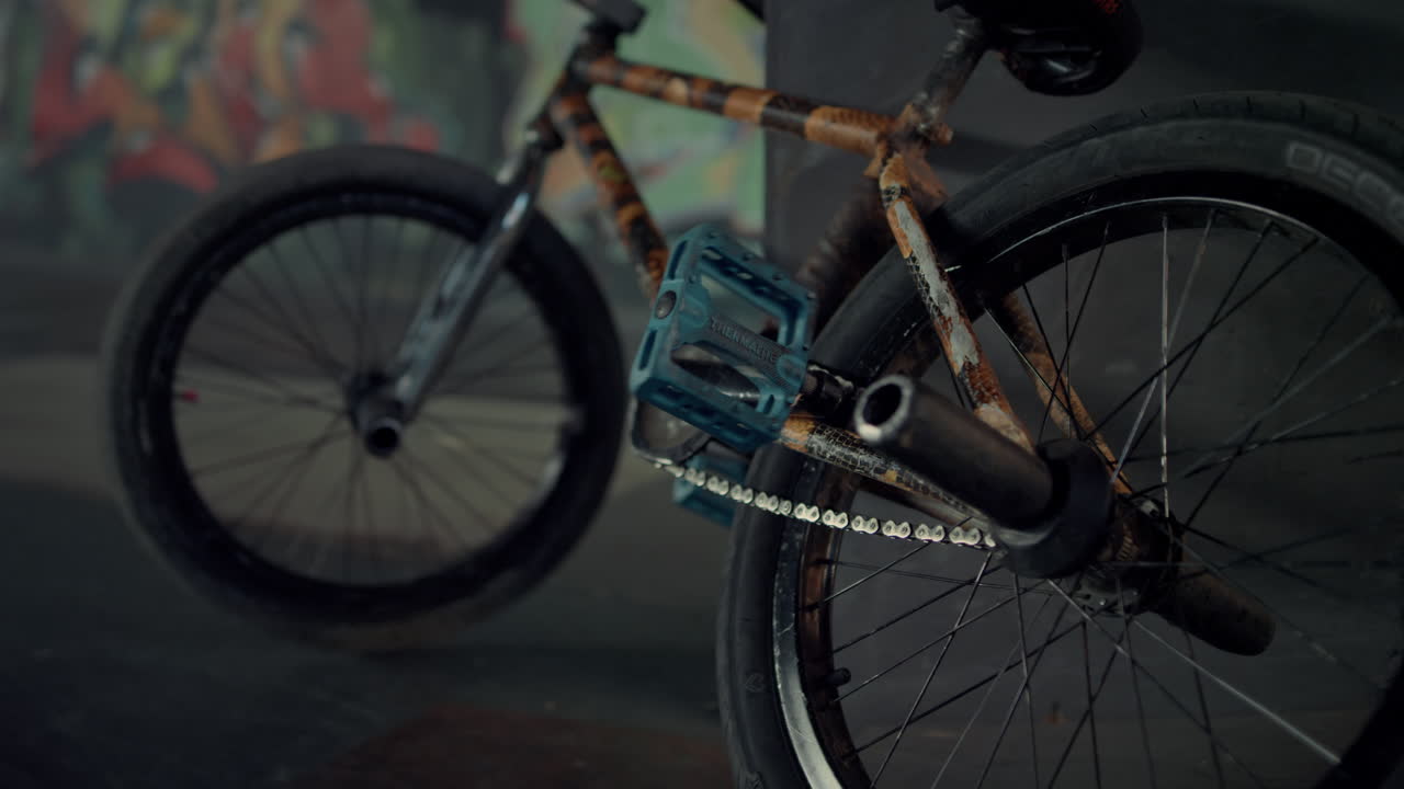 스케이트 파크에 서 있는 캐주얼 bmx 자전거. 스케이트 파크에 있는 자전거 바 ⁇ .