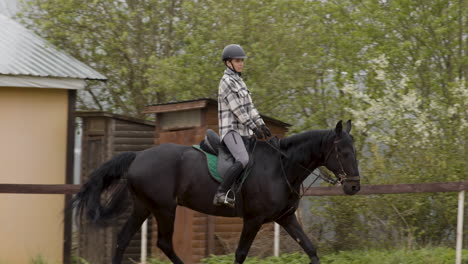 Mujer-Joven-Montando-Caballo-Negro-En-Círculos