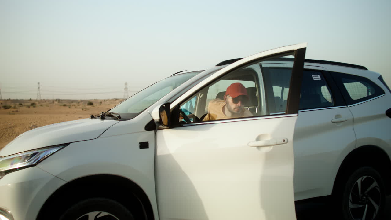 커플이 차에서 나온다