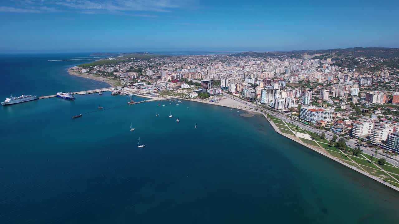 vlora, el país de las maravillas de las vacaciones de verano, el mar azul enmarca la ciudad portuaria, con un tranquilo paseo marítimo y hoteles acogedores