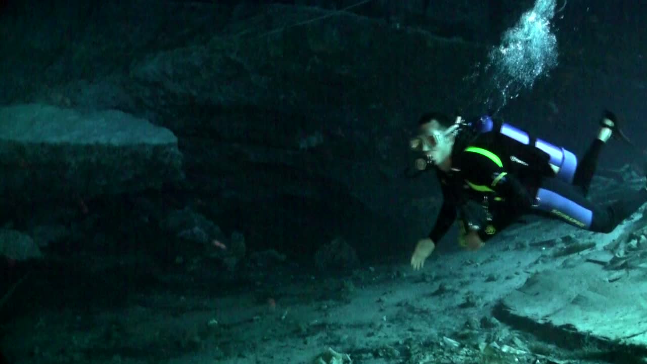 un buzo explora cuevas submarinas en florida